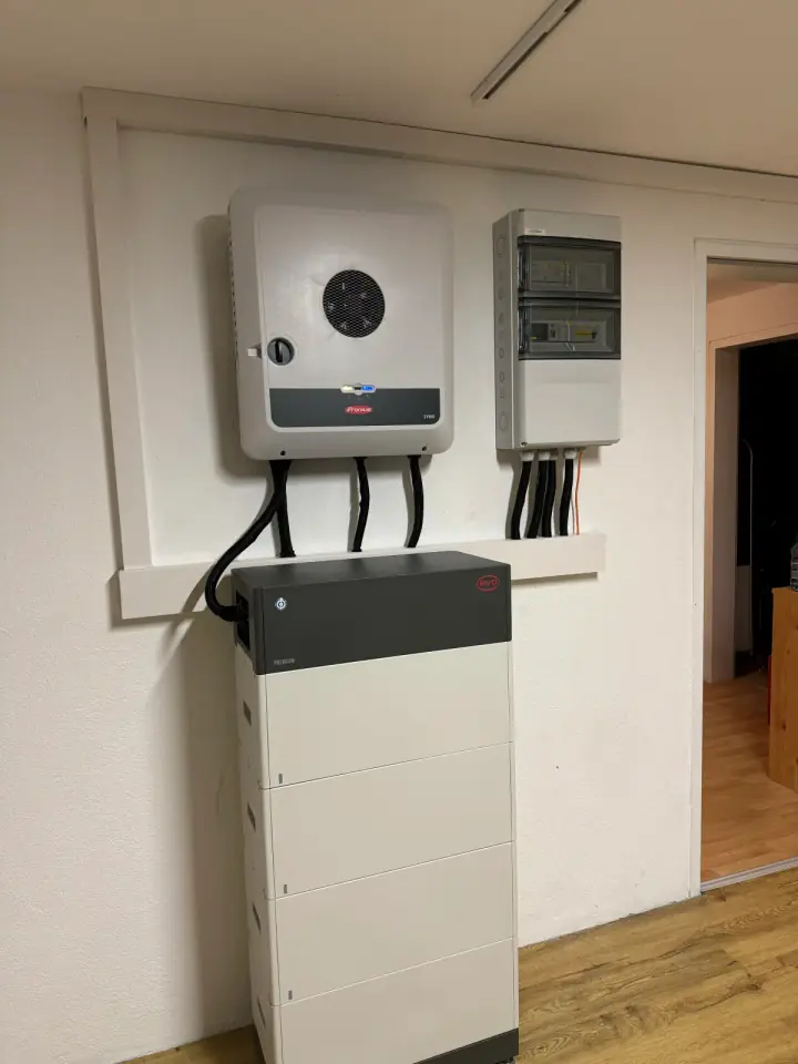10,2 kWh BYD Batteriespeicher mit Fronius Hybridwechselrichter und Enwitec Backup-Box