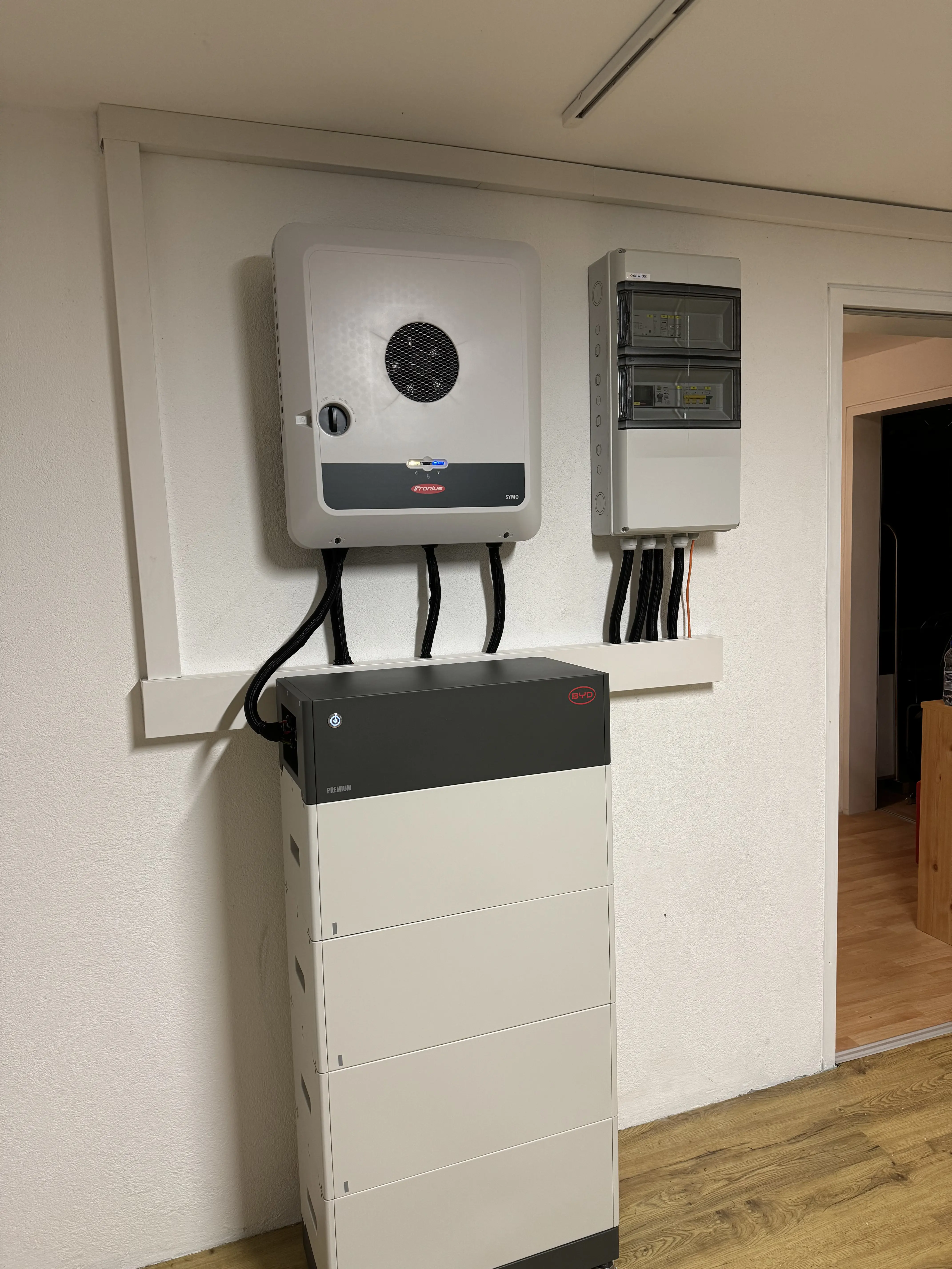 10,2 kWh BYD Batteriespeicher mit Fronius Hybridwechselrichter und Enwitec Backup-Box