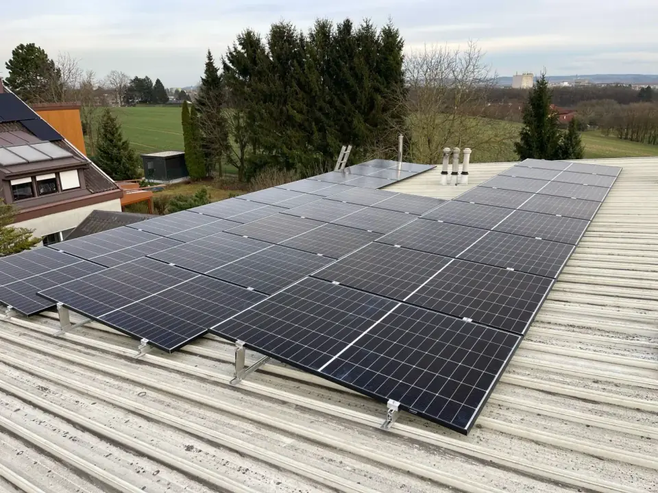 10 kWp Photovoltaikanlage mit aufgeständerten Nordmodulen und südorientierter Aufständerung