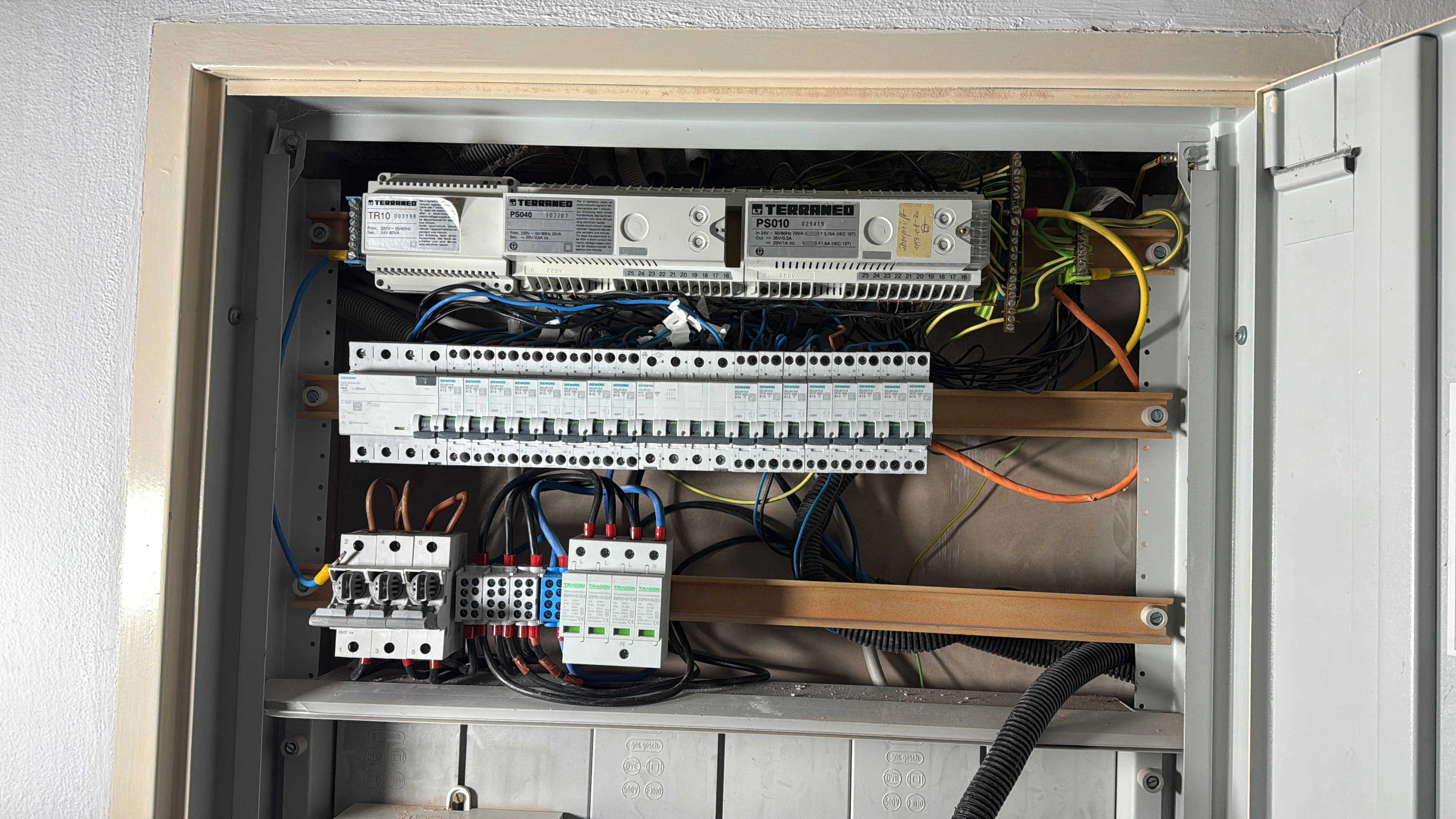 Bestehender Elektroverteiler vor Erweiterung für Photovoltaik, Wärmepumpe und Wallbox