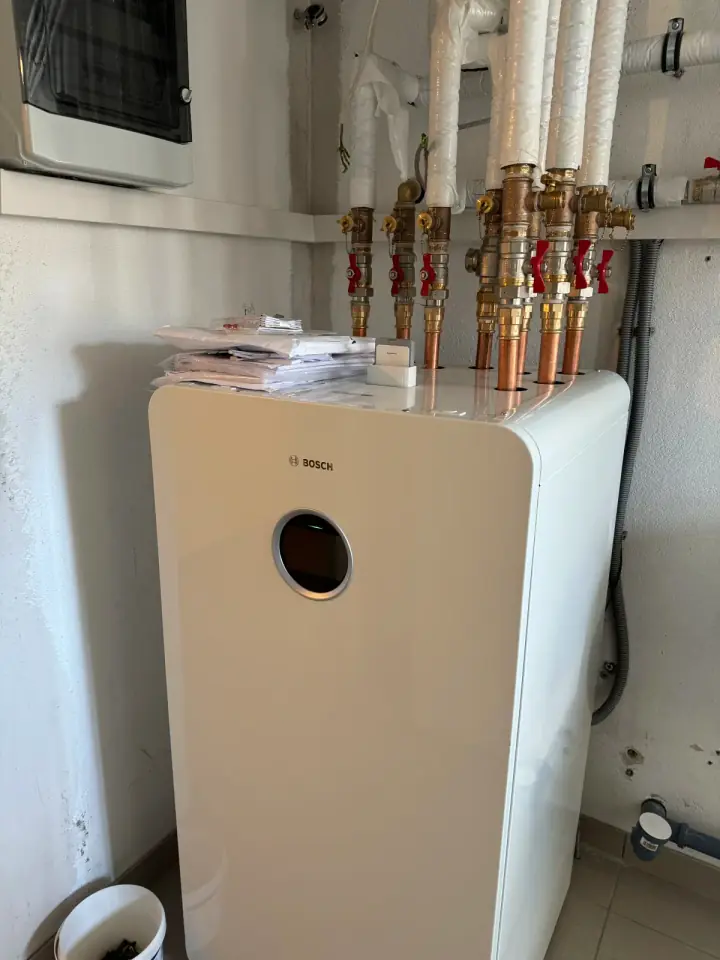 Bosch CS5800iAW Inneneinheit einer ESNO Wärmepumpeninstallation
