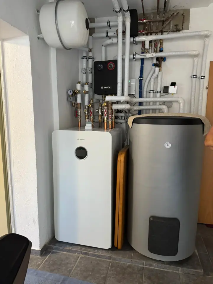 Installierte Bosch Wärmepumpe mit Speicher