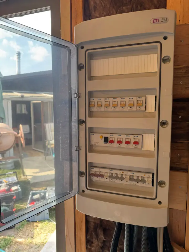 Elektroverteiler mit Reserven für Wärmepumpe, Wallbox und Photovoltaikanlage im Einfamilienhaus