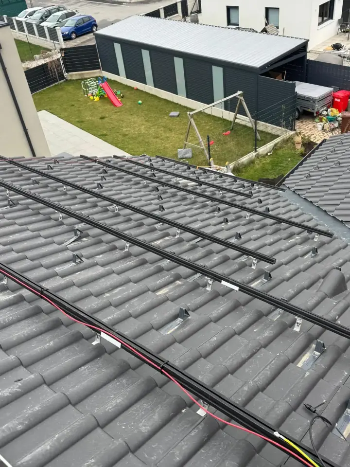 Dachunterkonstruktion mit Dachhaken und Montageschienen für eine geplante Photovoltaikanlage