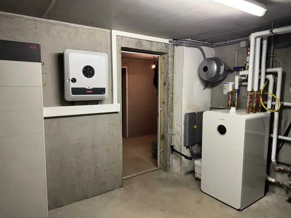 Technikraum mit Fronius Wechselrichter, BYD Speicher und Bosch Wärmepumpe als ESNO Gesamtsystem