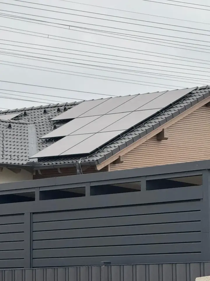Fertige Full-Black Photovoltaikanlage auf einem Einfamilienhaus in Niederösterreich