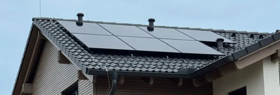 Zusätzliche Ansicht einer fertig montierten Full-Black Photovoltaikanlage auf einem Einfamilienhaus
