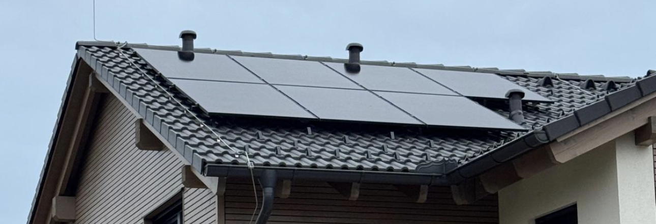 Zusätzliche Ansicht einer fertig montierten Full-Black Photovoltaikanlage auf einem Einfamilienhaus