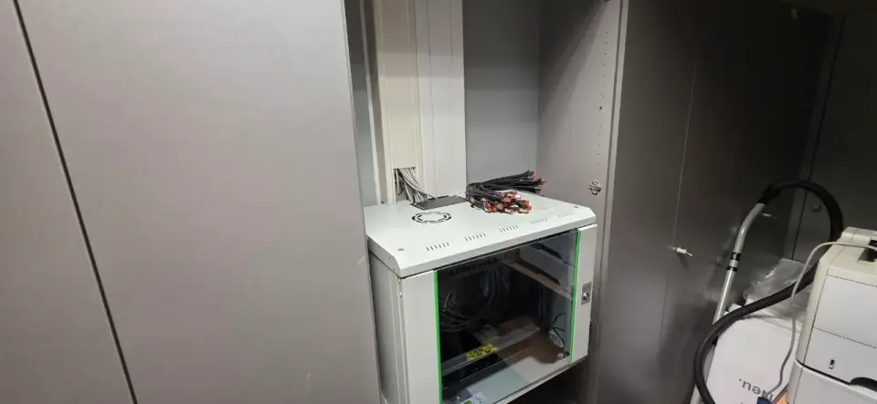 Netzwerkschrank mit Patchpanel und Switch