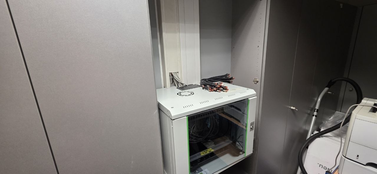 Zentraler Netzwerkschrank mit Patchpanel, Switch und Reserven für zukünftige Erweiterungen in einem Einfamilienhaus