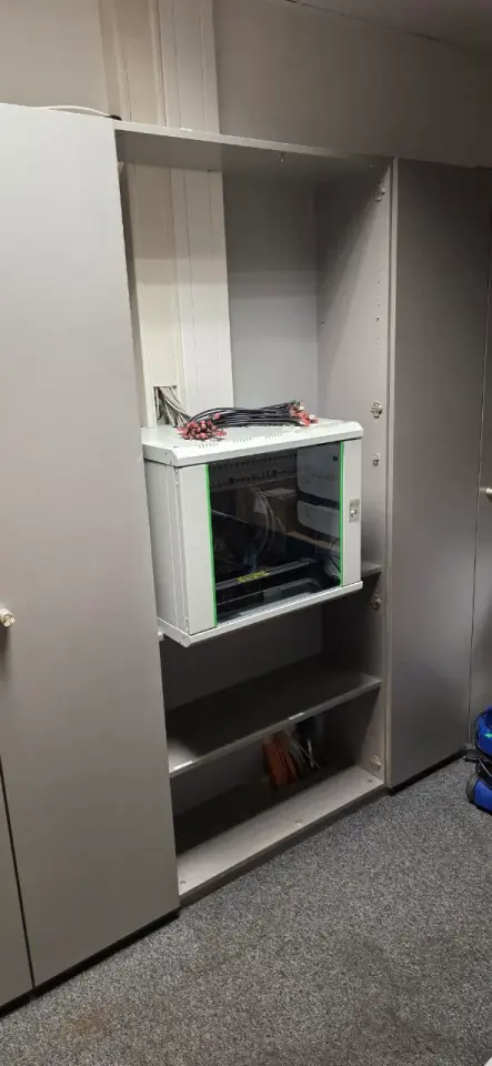 Integrierter Netzwerkschrank für LAN und Smart Home