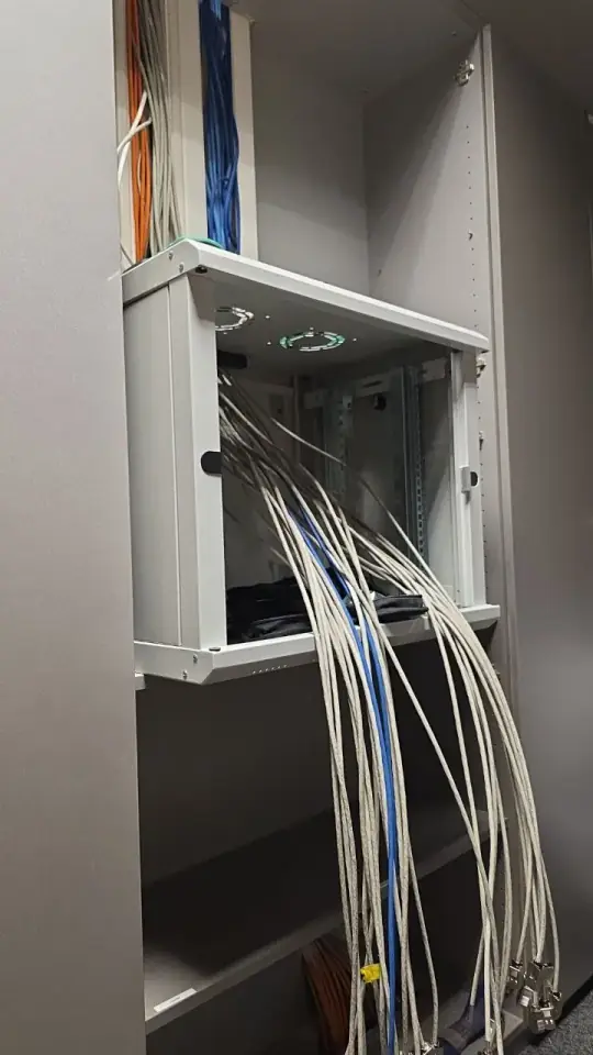 CAT7 Leitungen vor Netzwerkschrank-Installation