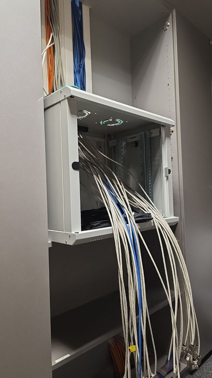 CAT7 Netzwerkleitungen und Reserveleitungen vor der Installation eines Netzwerkschranks im Einfamilienhaus