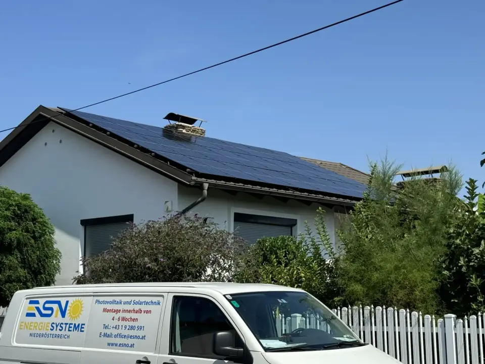 Photovoltaik Dachanlage mit ESNO Fahrzeug in Wiener Neudorf