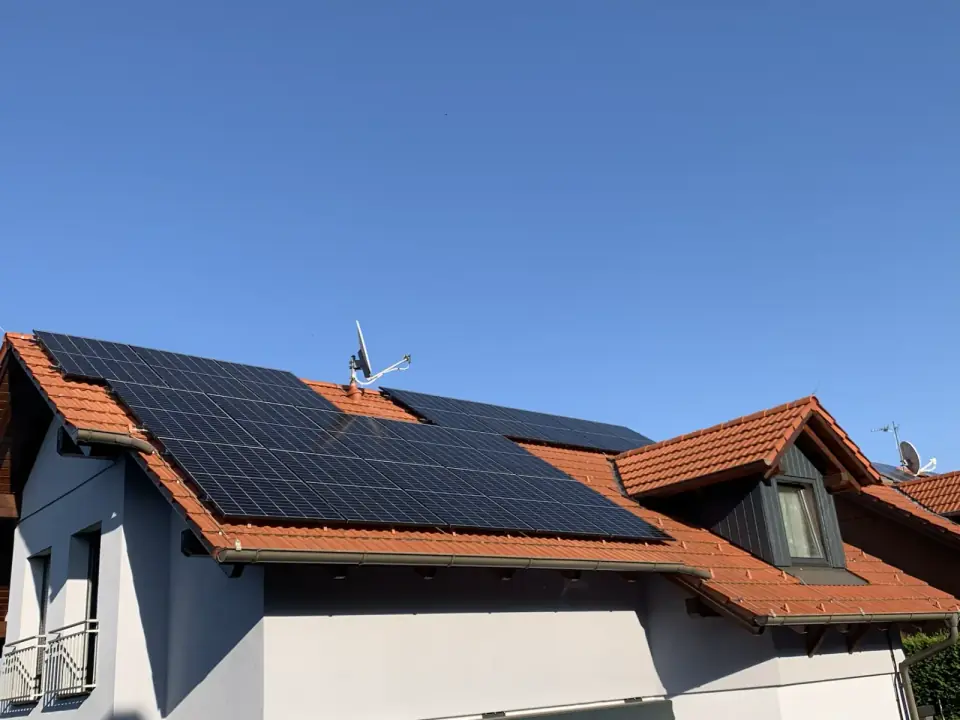 Photovoltaikanlage auf rotem Dach in Mödling