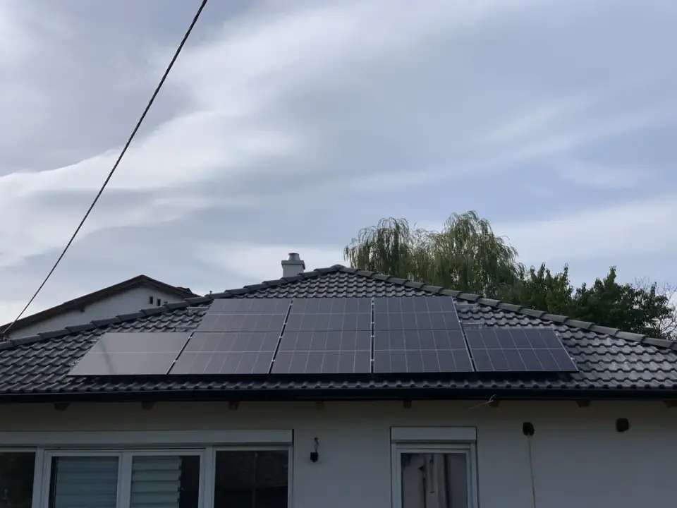 Photovoltaikanlage auf schwarzem Dach in Wien Favoriten