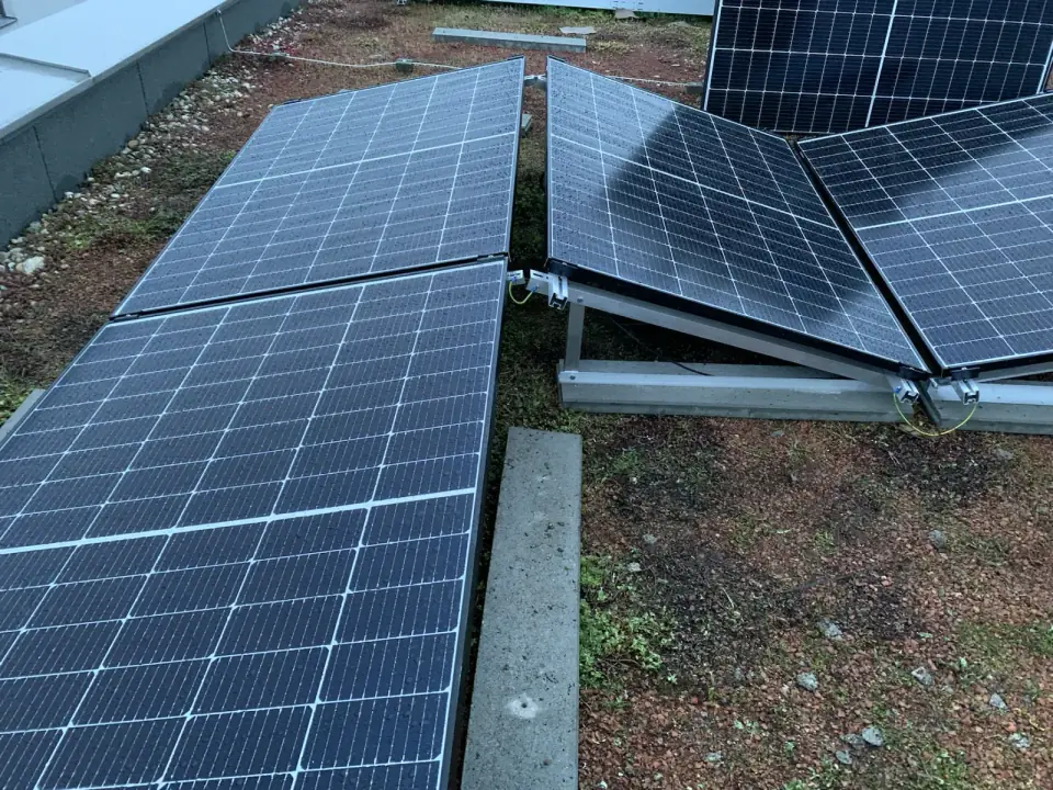 Photovoltaikanlage mit Aufständerung auf Flachdach in Wien Leopoldstadt