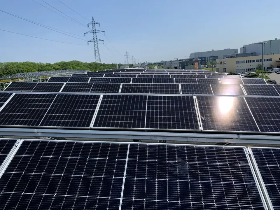 Photovoltaik Flachdachanlage auf Gewerbeobjekt in Wien Simmering