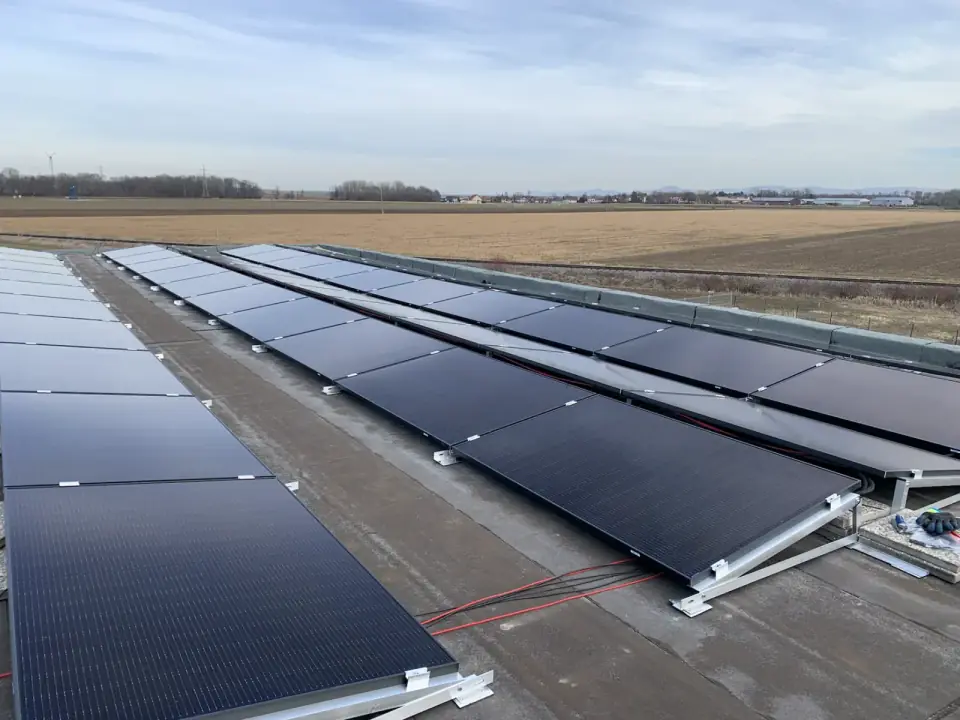 Photovoltaik Flachdachanlage in Gänserndorf während der Arbeiten