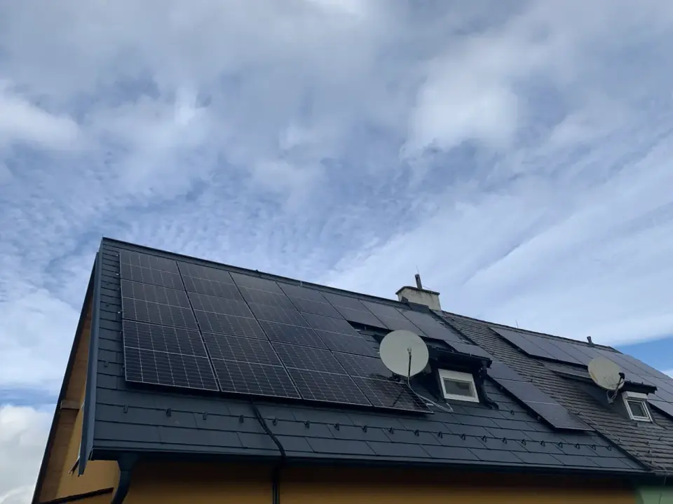 Full-Black Photovoltaikanlage auf dunklem Dach in Wien Donaustadt