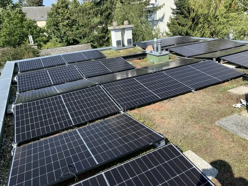 Photovoltaikanlage auf einem Flachdach in Wolkersdorf