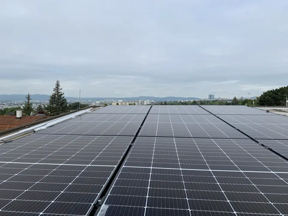 Großflächige Photovoltaikanlage auf Dach in Wiener Neustadt
