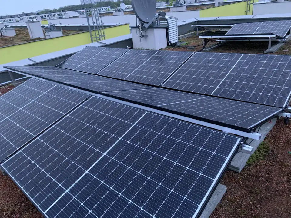 Photovoltaikanlage auf Gründach in Wien Hernals