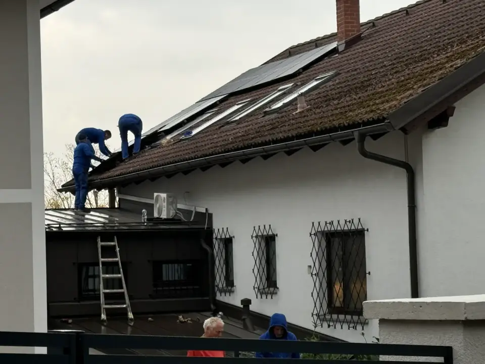 Montage einer Photovoltaikanlage auf Satteldach in Purkersdorf