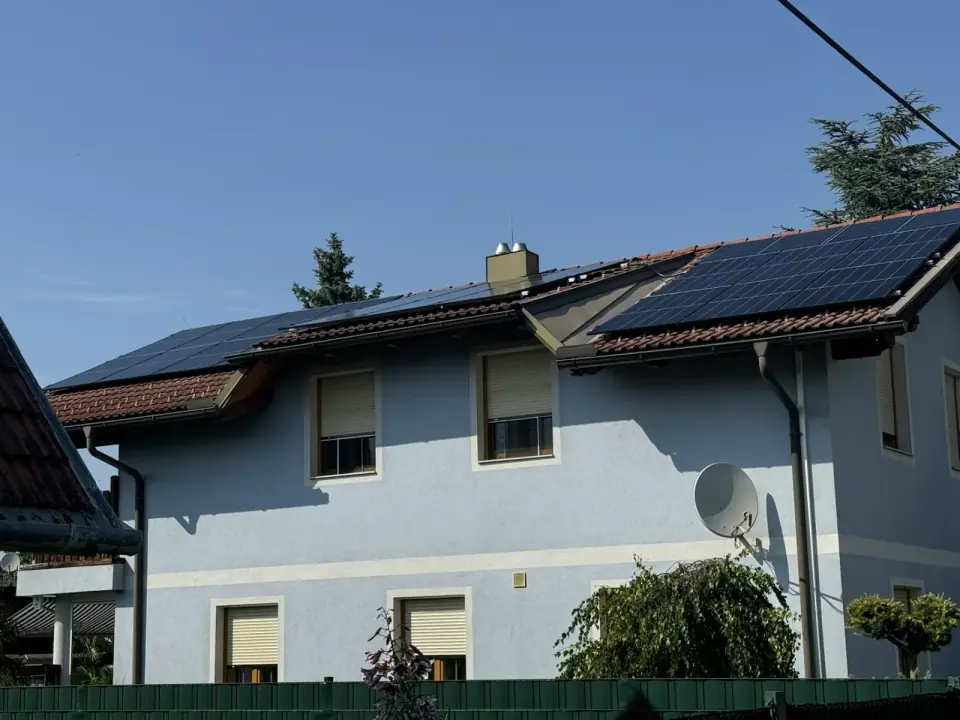 Photovoltaikanlage auf einem Satteldach in Wien Donaustadt