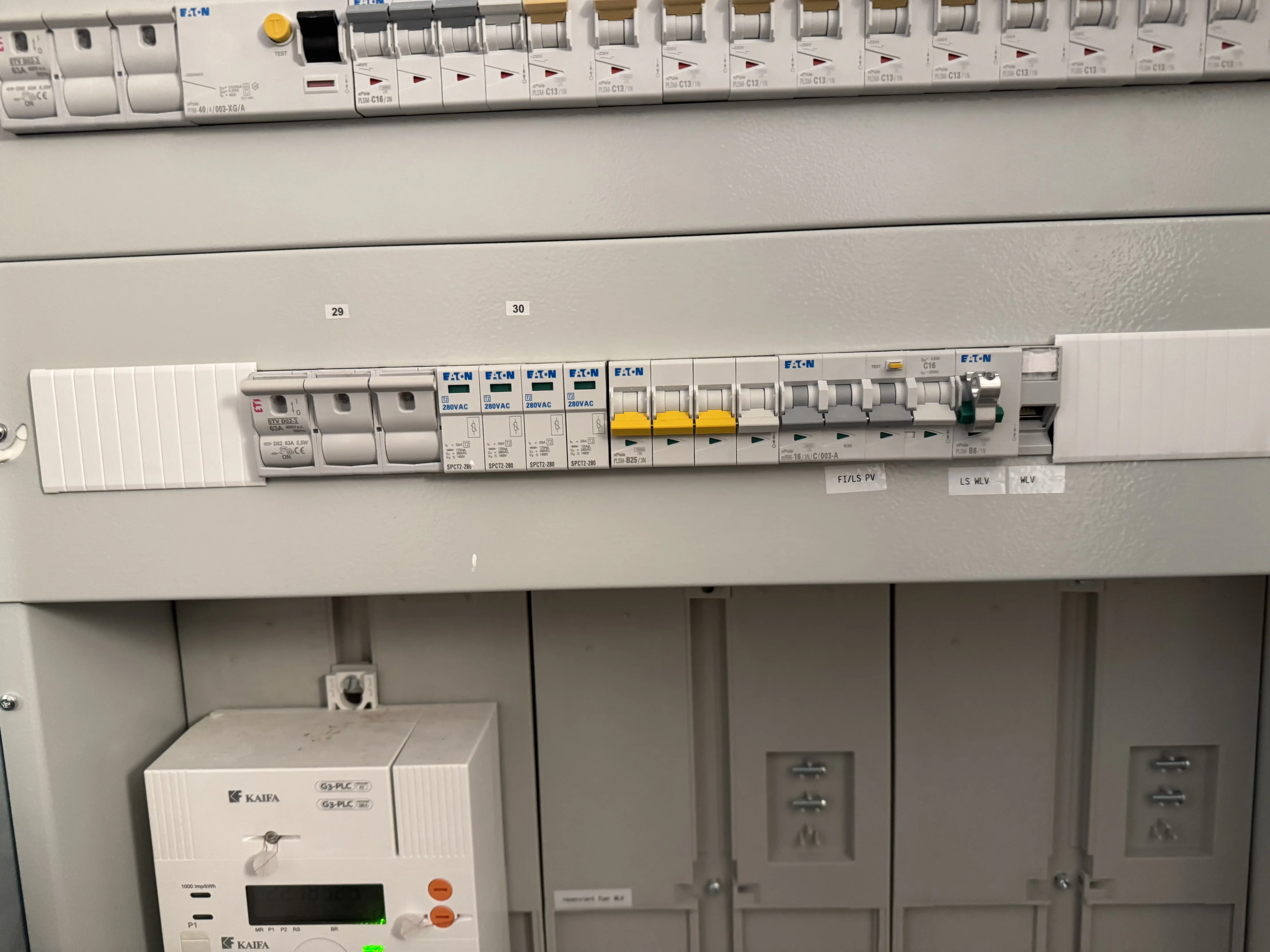 Neuer Technikverteiler mit Überspannungsschutz, FI-Schutzschaltern und Reserven für Photovoltaik, Wärmepumpe und Wallbox